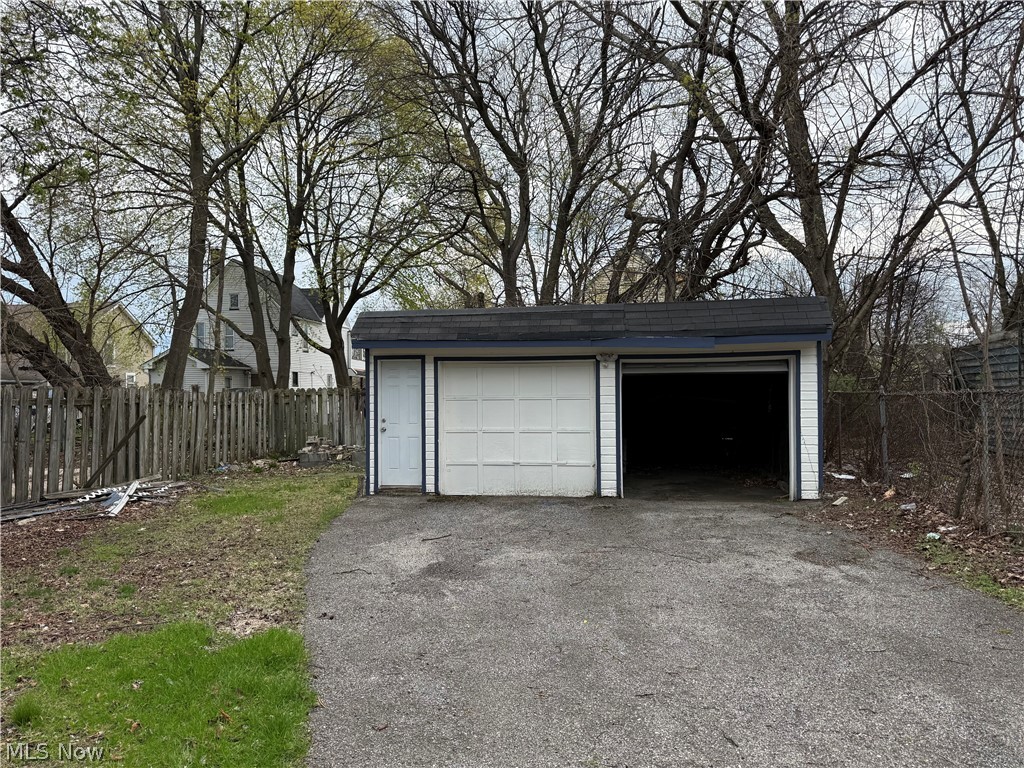 M & M Halles - Residential Income