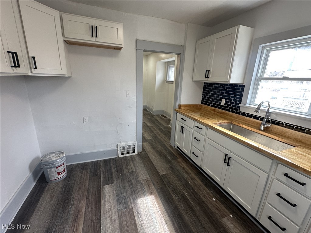 East Cleveland, Ohio 44112, United States, 3 Bedrooms Bedrooms, ,1 BathroomBathrooms,Residential,Pending,99835