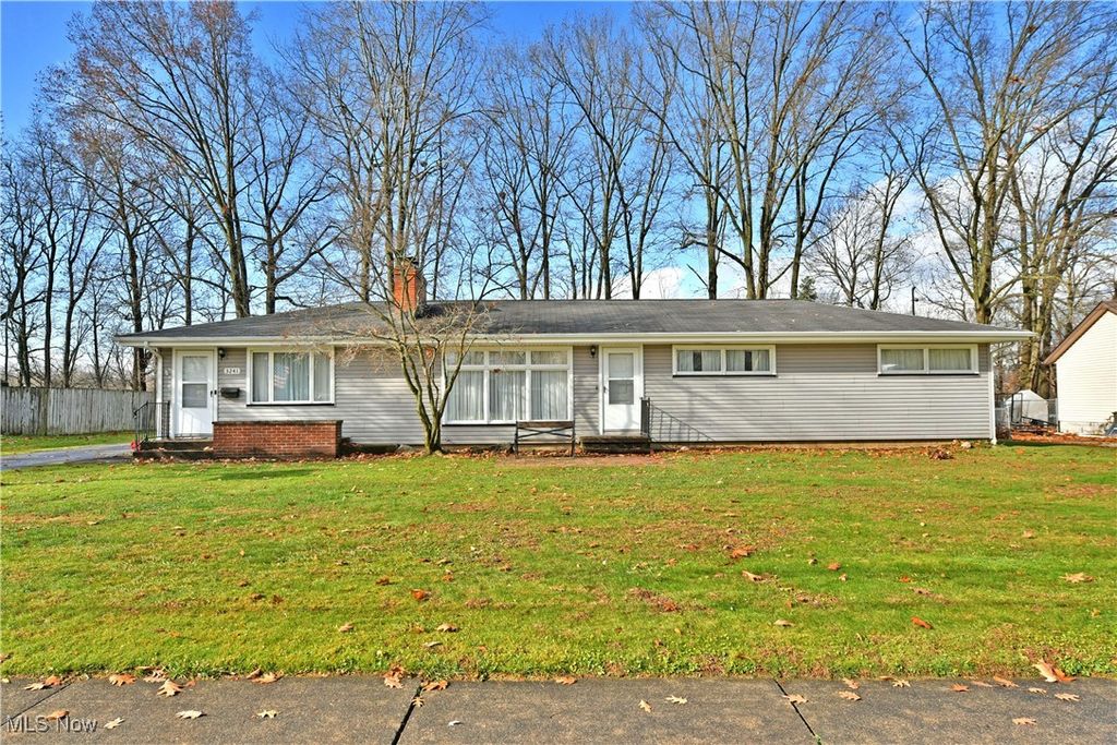 Photo of 3241 Lynwood Drive NW, Warren, OH 44485 (MLS # 5173213)