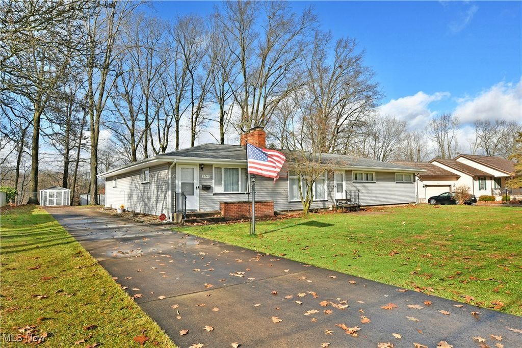 Photo of 3241 Lynwood Drive NW, Warren, OH 44485 (MLS # 5173213)