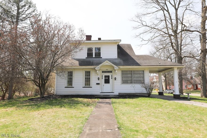 If you like 10'ceilings, uniqueness of days gone by... Then you will want to see this century home in Salem's Historic District. 100 X 170 Corner lot. First floor laundry and 1/2 bath, Kitchen has lots of cupboards and open to FR, DR, LR. 3 BDRMs up. Detached garage. Priced to sell! Call me for a showing.
