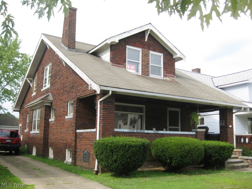 Master bungalow style 2-family with separate rear entrance to upper suite. Live in one suite and rent the other to help pay
your mortgage! All-brick except back staircase. Nice-size backyard with 2-car garage. Separate utilities. Forced air gas
furnaces. Updated electric boxes. One H2O tank - 12/2014. Big front porch. Metropark at the end of the street. Sidewalks to
public transportation. Downstairs unit has hardwood floors, built in china cabinets, 2 bedrooms, & updated bath. Upstairs has
large kitchen with walk-in pantry, 2 bedrooms with newer vinyl thermopane windows, living/TV room, plus small den. VIOLATION FREE!