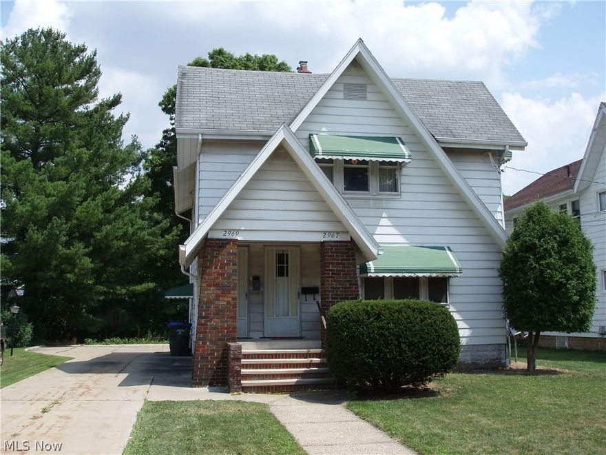 First Floor apartment with Central Air...2 Bedrooms, 1 Bathroom, Formal Dining room, Living Room...1 car garage.... NO PETS....
Extra storage in basement... Owner pays water, sewer, trash...