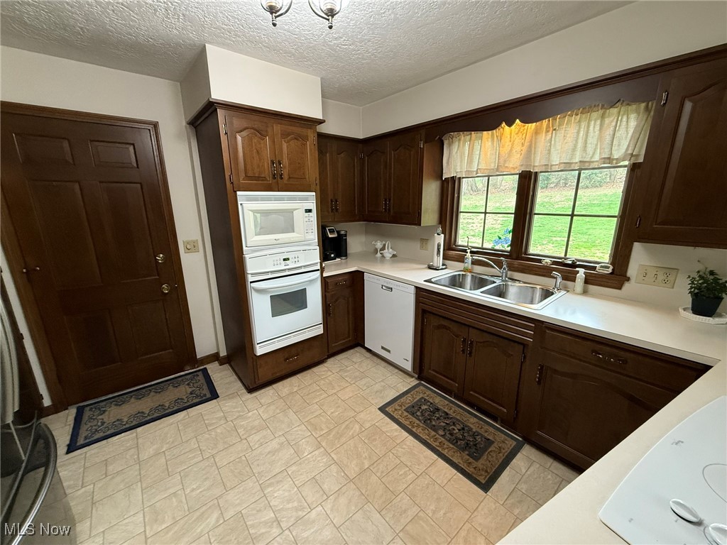 2476 Willow Brook Drive, Dover, Ohio image 8
