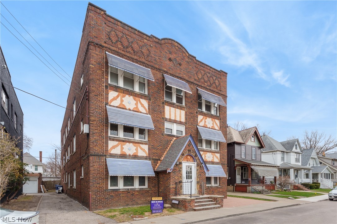 1419 Roycroft Avenue