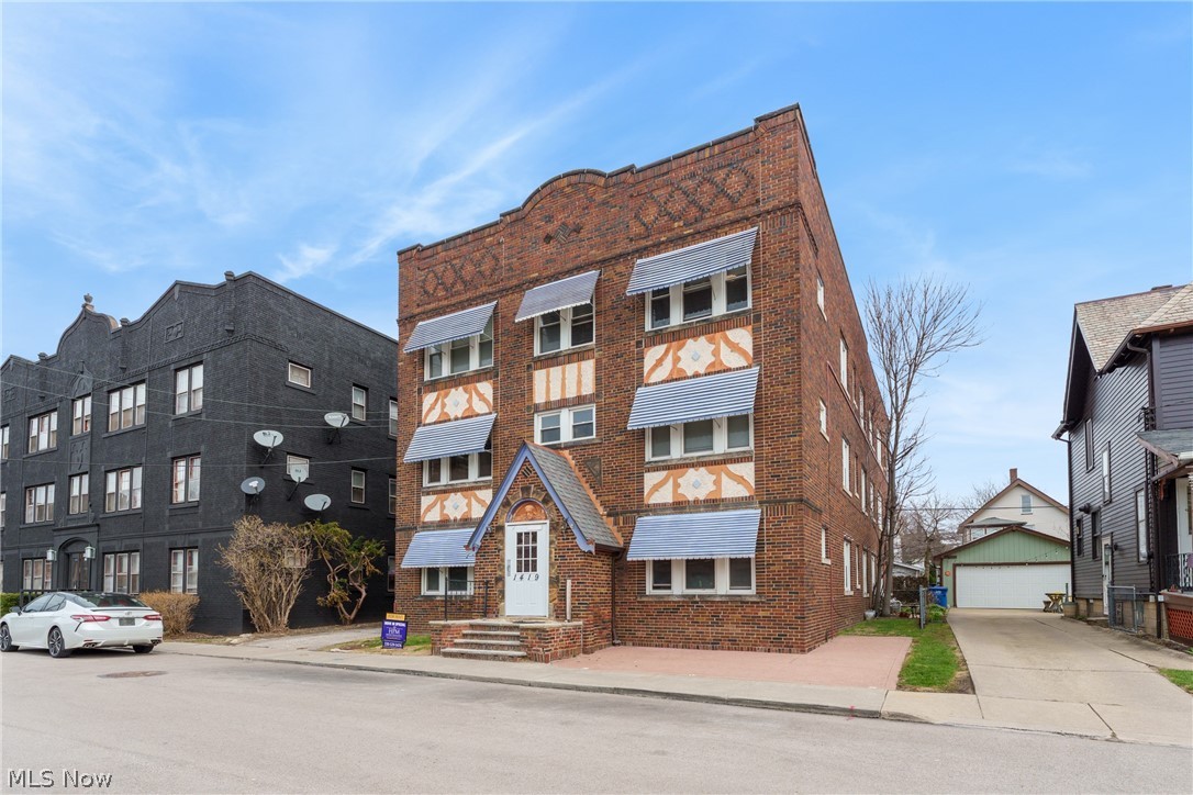 1419 Roycroft Avenue