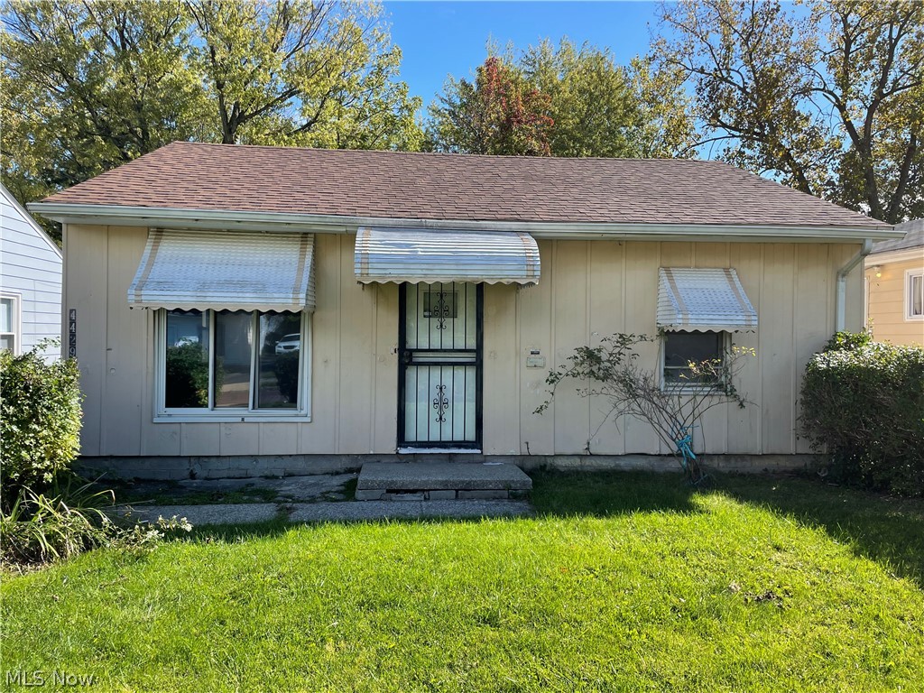 CLEAN, AFFORDABLE HOUSING.Located in the Miles Heights area of Clevelands east side. This is 2 bed 1 bath with plenty of space! Freshly painted with newer vinyl windows, vinyl floors and new ceiling fans.Come make this house a home! Call listing agent to schedule appointment. Rental requirements:Credit score of 600+. 500 - 600 is considered conditional.Less than 3 items in collections, excluding student loan and medical. Monthly income of 2.5 times the amount of the monthly rent.Thorough and Complete Criminal and Eviction Check.
$50 Non Refundable App Fee for all Adults who will be occupying the property.Applications can only be completed online.Typical Security Deposit equivalent to one months rent, pending results of background checks. Tenants must have the electric and gas transferred into their name and obtain renters insurance prior to receiving keys to the property. This property accepts housing vouchers