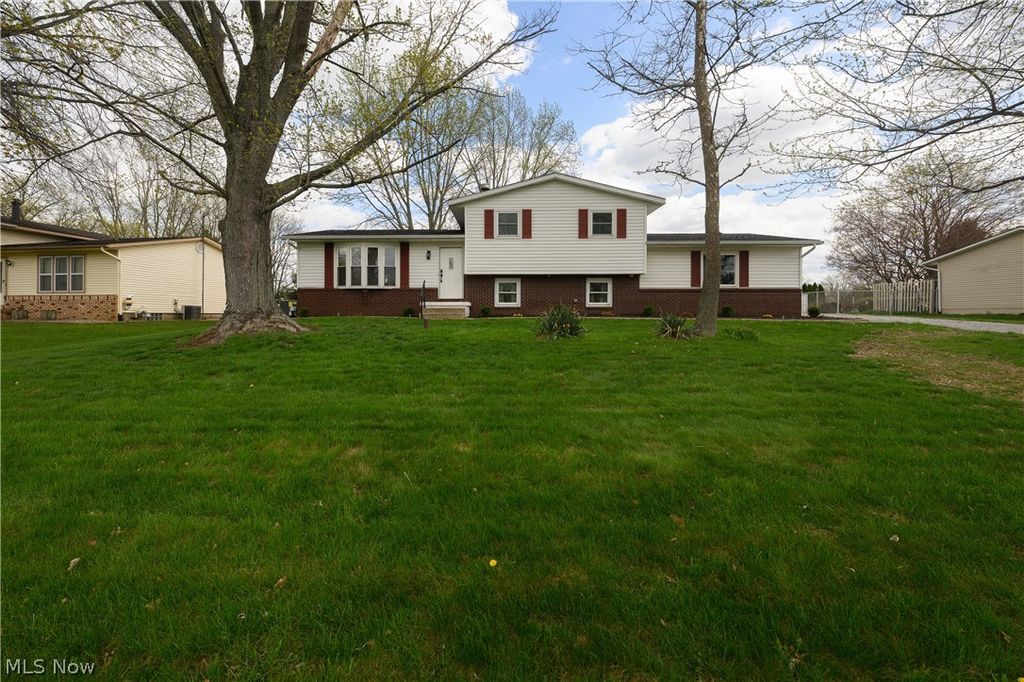 Photo of 11490 Peach Glen Avenue NW, Uniontown, OH 44685 (MLS # 5202714)