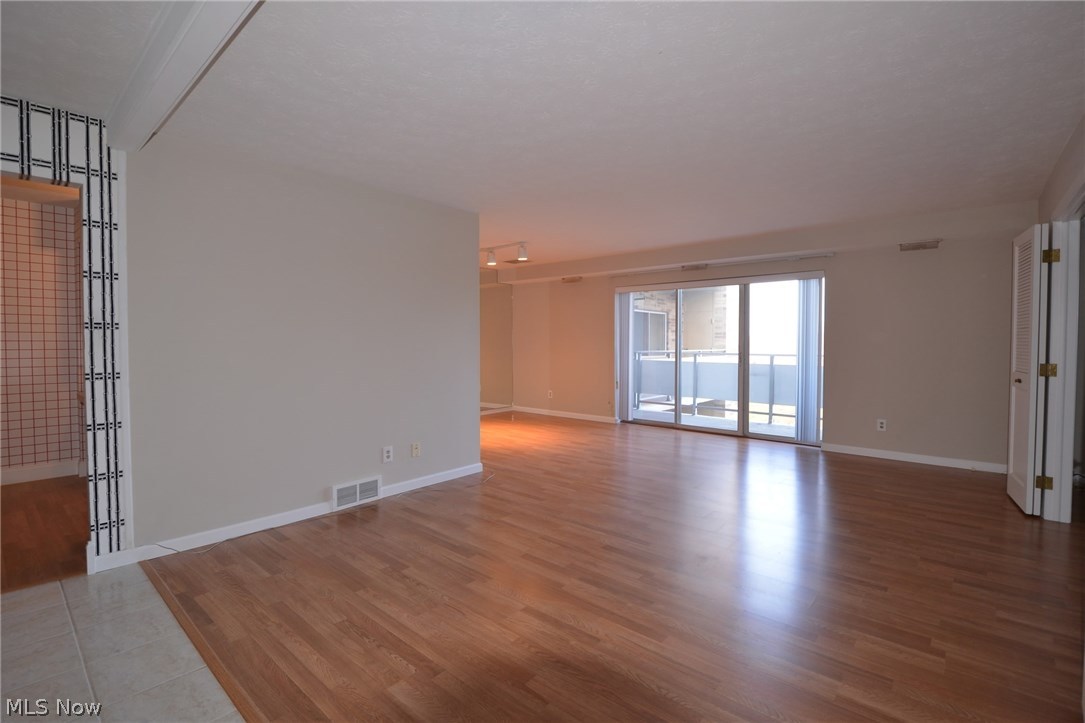 Acacia/Green Condo - Residential