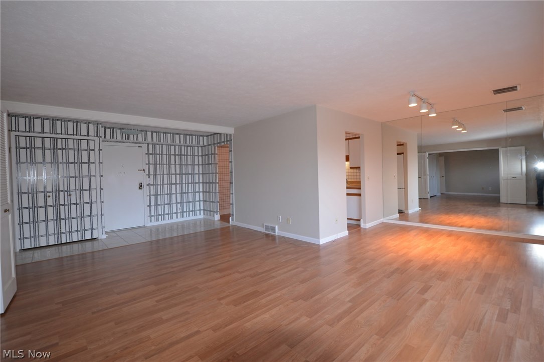 Acacia/Green Condo - Residential