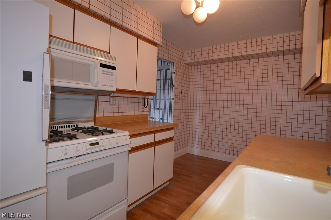 Acacia/Green Condo - Residential