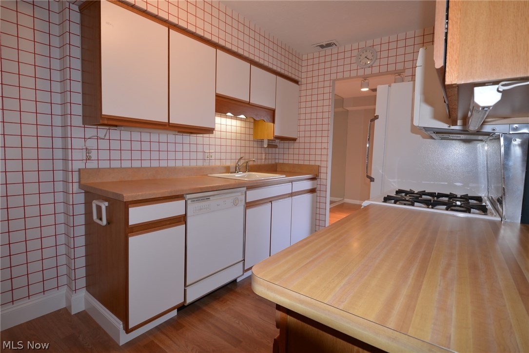 Acacia/Green Condo - Residential