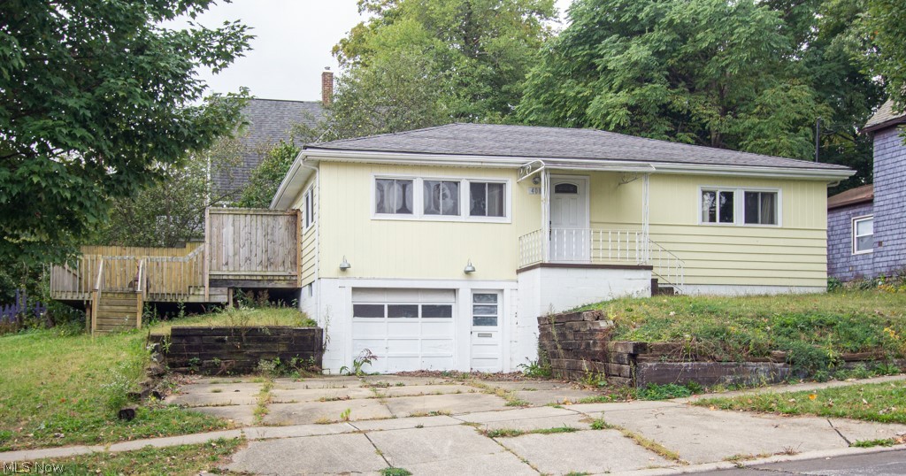 Great investment property or first home opportunity. This updated ranch is conveniently located within walking distance of downtown Kent and close to the bike/walk trails. Very spacious, do not miss out on this opportunity! Sale is subject to approval by receivership court.