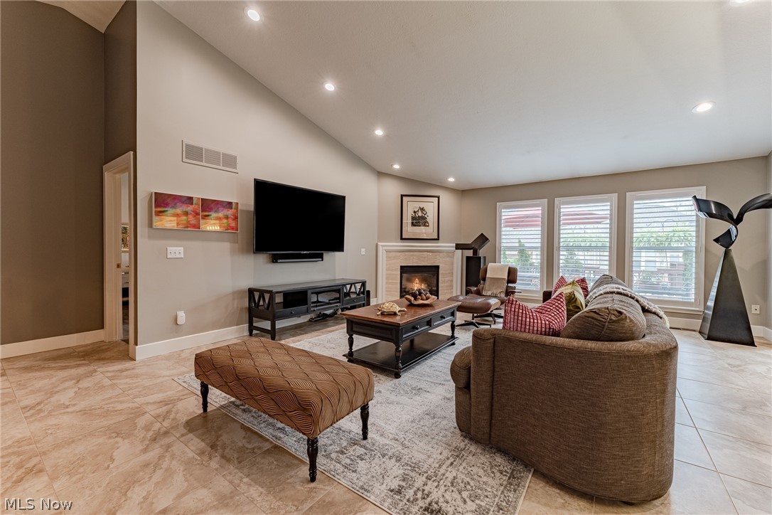 Woods/Auburn Lakes Condo Ph 01 - Residential