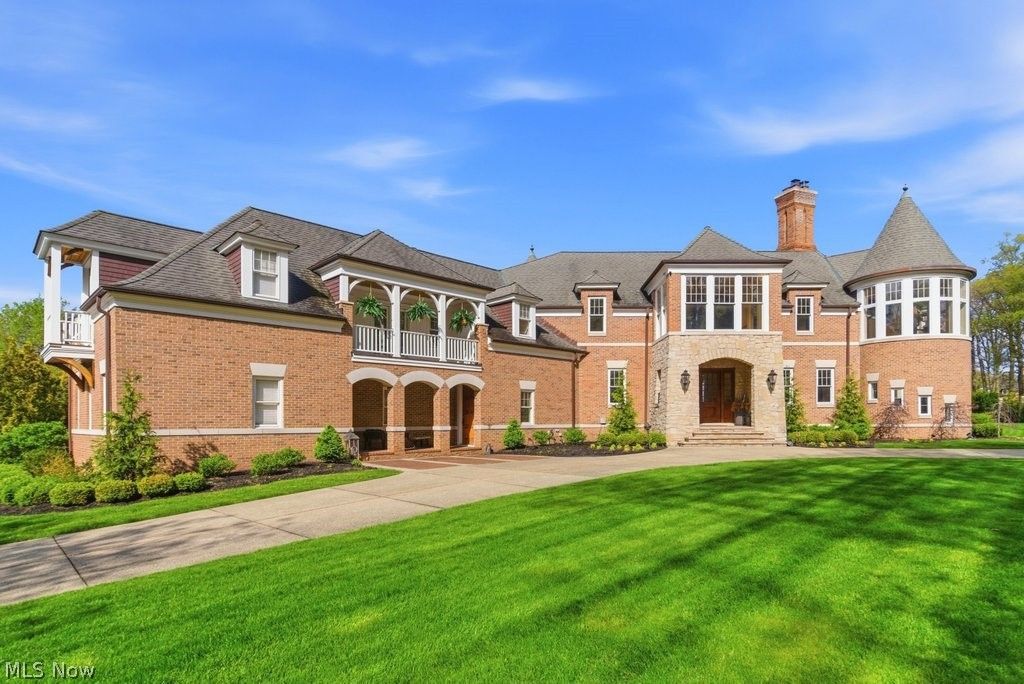 Photo of 352 Bingham Court, Bratenahl, OH 44108 (MLS # 5204688)