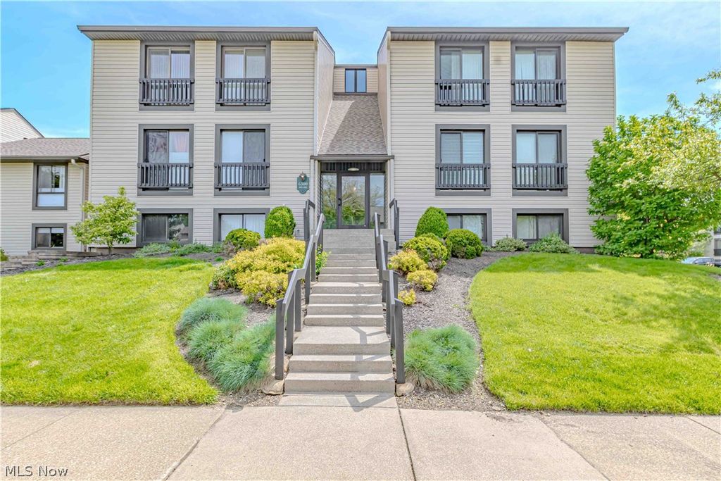 Photo of 6300 Greenwood PKWY #402, Northfield, OH 44067 (MLS # 5209783)