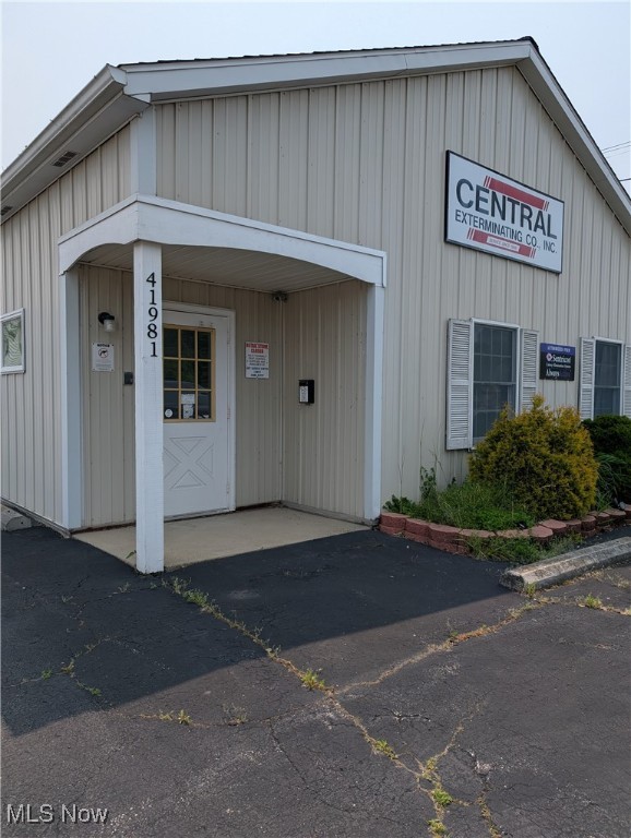 Don’t miss out—this versatile property is priced to sell and won’t last long!Rt
This 1,720 sq ft commercial property offers excellent visibility in a high-traffic area, perfect for maximizing business exposure. Previously used as an extermination company, it's zoned for retail trade and features a showroom, main office, conference area, multiple storage rooms, and two restrooms. The property also includes a detached two-car garage and convenient front parking. Ideal for service-based businesses, retail, or office use.