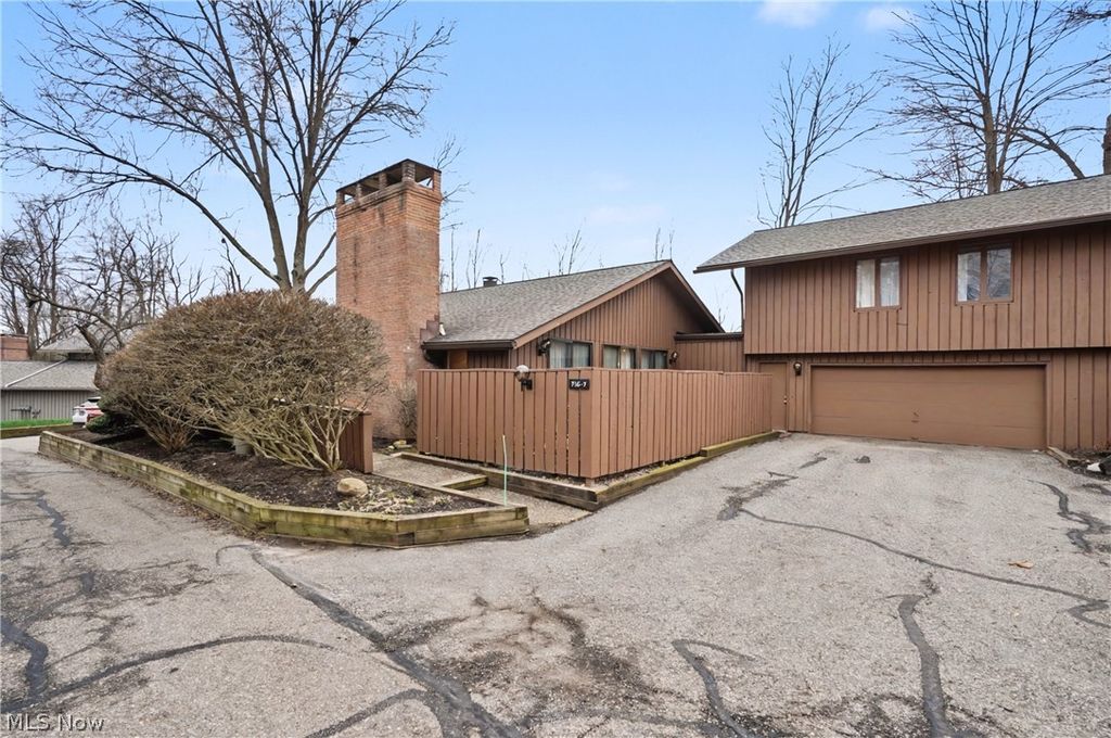 Photo of 716 Claridge Lane, Aurora, OH 44202 (MLS # 5192635)