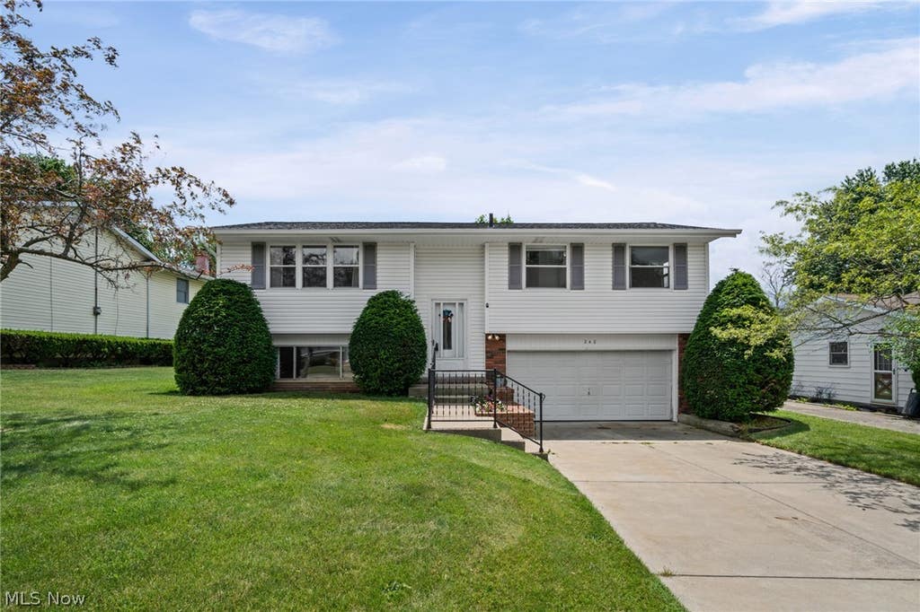 Photo of 248 Washington Drive, Northfield, OH 44067 (MLS # 5219997)