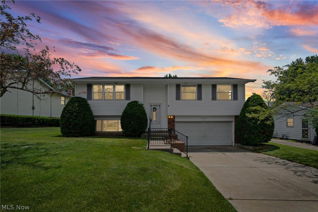 Photo of 248 Washington Drive, Northfield, OH 44067 (MLS # 5219997)