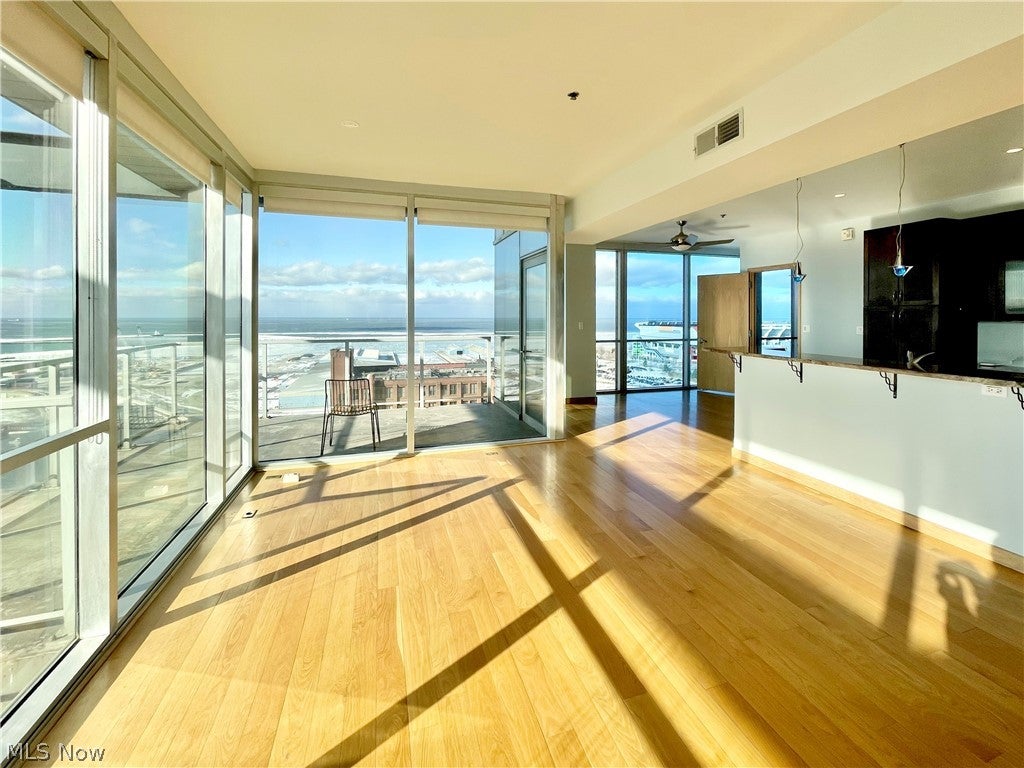 701 W Lakeside Avenue 1110