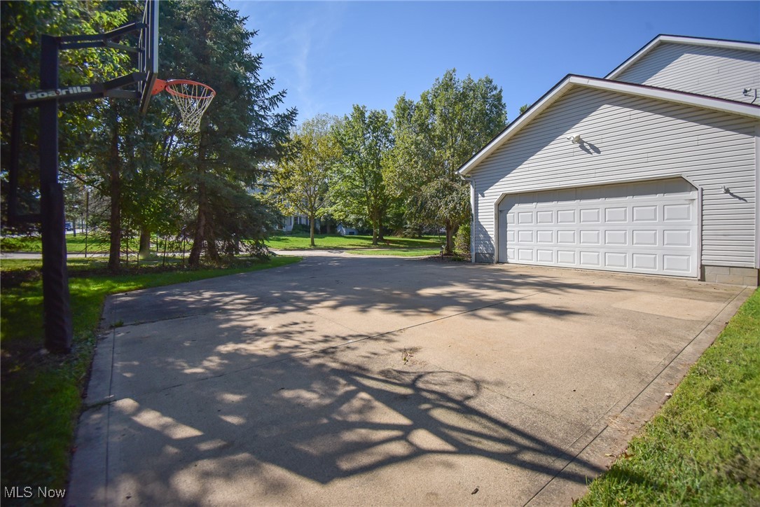 101 Montview Drive, Medina, Ohio image 3