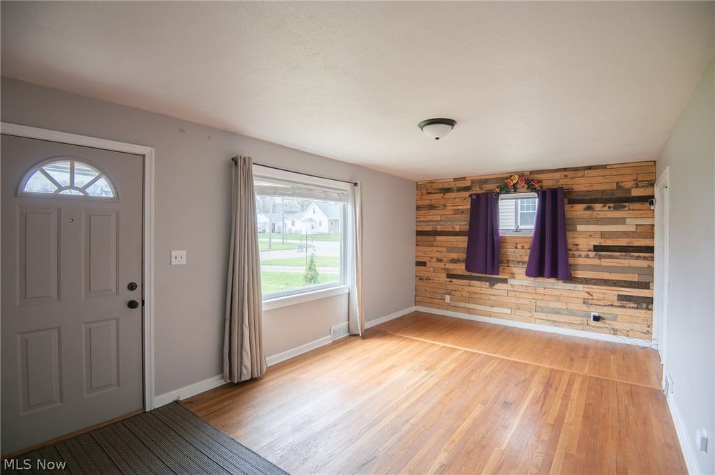 Photo of 107 Renee Drive, Struthers, OH 44471 (MLS # 5200864)