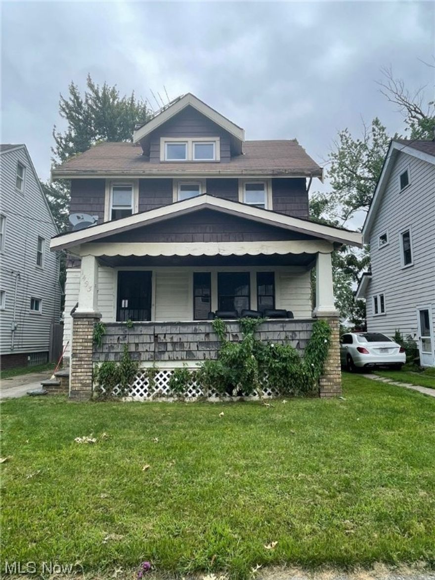 Looking for your next project ?
This three bedrooms two baths single family house in a quiet street in the Nottingham neighborhood could be it.
Bring your ideas and crew and make it yours
