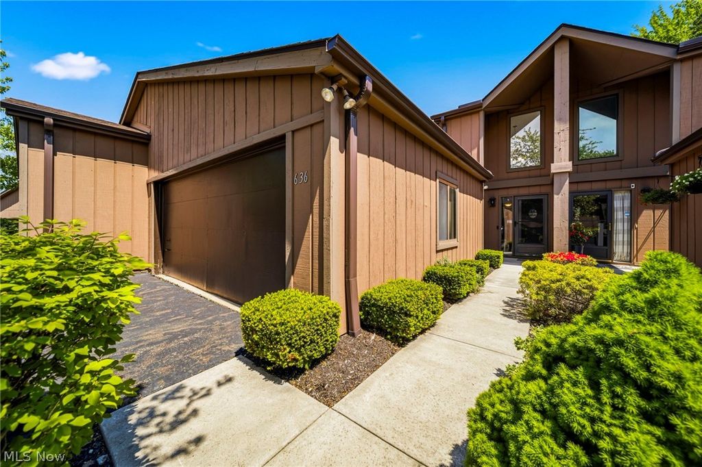 Photo of 636 Cherry Park Oval, Aurora, OH 44202 (MLS # 5197715)