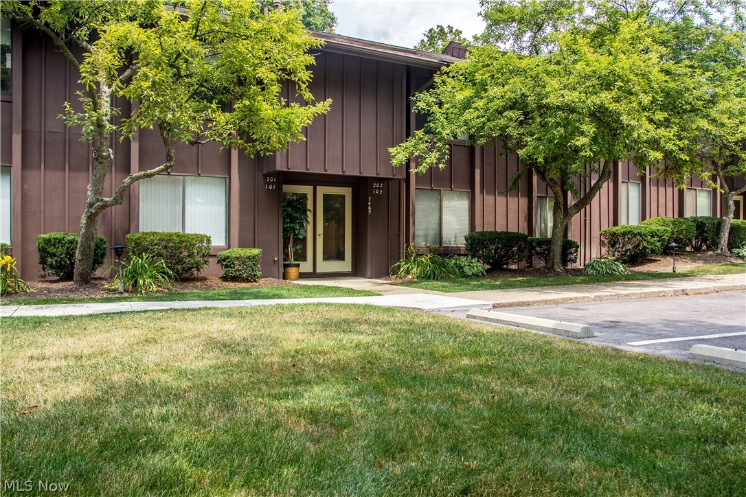 The photos don’t lie – this is truly like living in a model home! This spacious, top floor, two bedroom unit is top notch in every regard. Gorgeous natural oak floors run from the living room into the dining area and both rooms look out to the private balcony and trees. The updated kitchen with its light oak cabinets, stone look countertops and flooring, and mosaic tile backsplash are on trend for today’s living. Of course the bathroom has a granite countertop and ceramic tile floor. Live the resort lifestyle in Greenwood with both indoor and outdoor pools, clubhouse with workout area, tennis courts, fishing pond, community activities, and trails that lead to the national park and bike and hike. Set up a tour today!