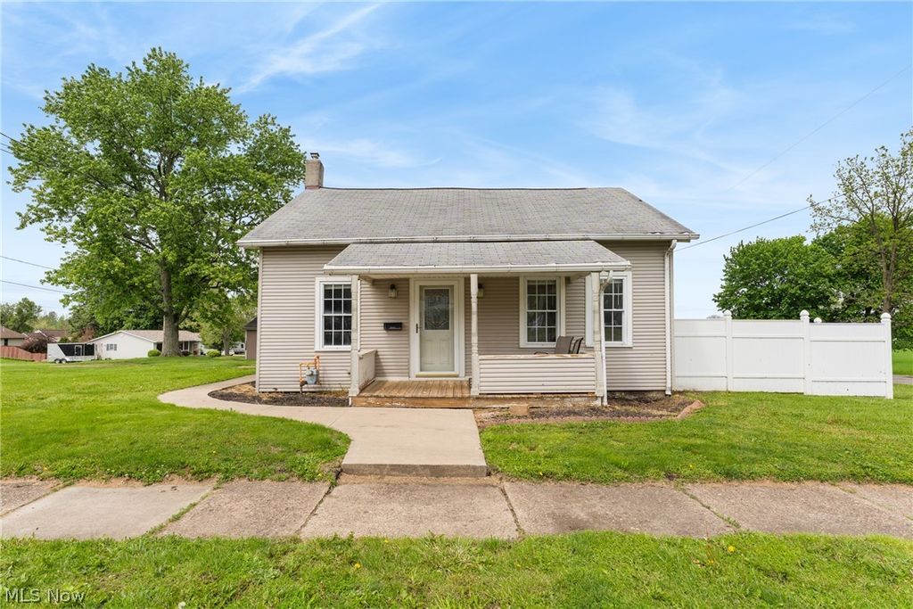 Photo of 2906 Lincoln Way NW, Massillon, OH 44647 (MLS # 5208131)