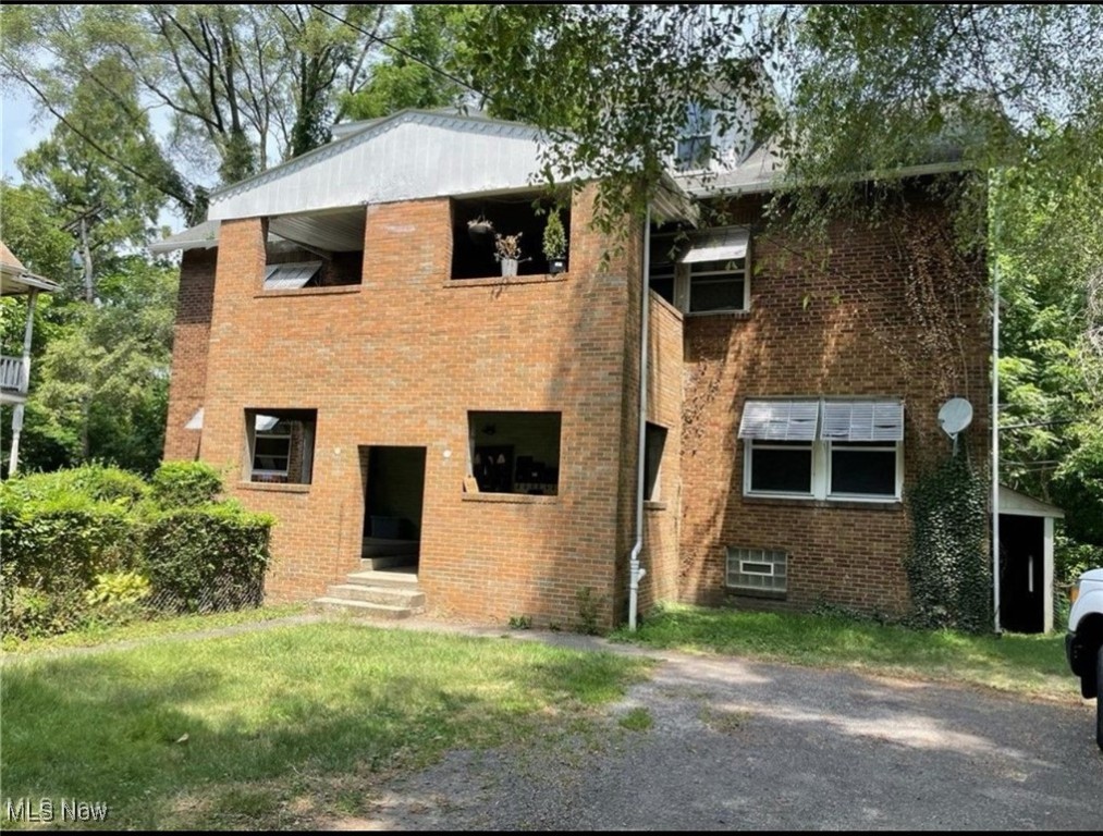 This all-brick 4-unit building features 1-bedroom, 1-bath apartments, two units per floor, and a large basement. The two upstairs units each offer a spacious porch, adding charm and tenant appeal. Currently, the property is half occupied, generating $1,550/month, with the two vacant units capable of producing $775/month each.
All units feature spacious kitchens and bathrooms with classic, easy-to-maintain finishes, making them move-in ready and attractive to tenants. Tenant pays their own utilities, while the owner covers water, sewer, and hallway electricity, keeping common costs straightforward.
Located in the Glenville neighborhood, this property is just minutes from Cleveland Clinic, University Hospitals, and major healthcare centers, with quick access to I-90, I-77, and downtown Cleveland. Tenants will enjoy easy commuting, access to employment hubs.
This building is a solid income-producing investment with excellent upside potential in a low-maintenance, classic brick structure. The current tenants are both section 8