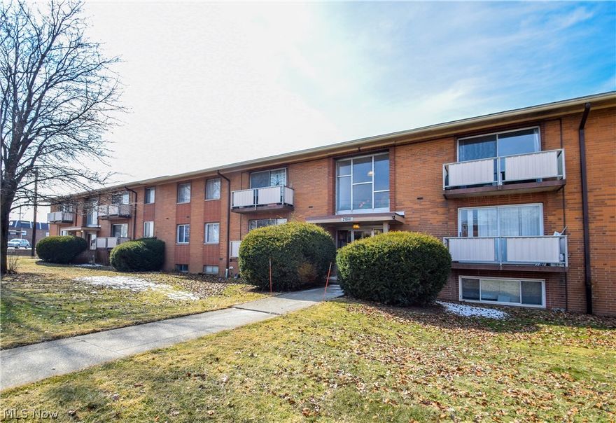 Meticulously Maintained And Super Clean River Oaks Condo …. 2 Bedrooms, 1 Full Bath And Half Bath Off Master …. 1st Floor Unit Directly Across From Laundry …. Same Owner For Over 20 Years …. Many Improvements Throughout …. Furnace Replaced 2013 …. Fresh Paint …. Newer Carpet …. Newer Dining Room Flooring …. Both Bathrooms Were Tastefully Remodeled In 2019 …. This Unit Comes With 1 Covered Garage Space And Opener Directly Across From Unit …. Excellent One Floor Living …. Don't Miss This One!