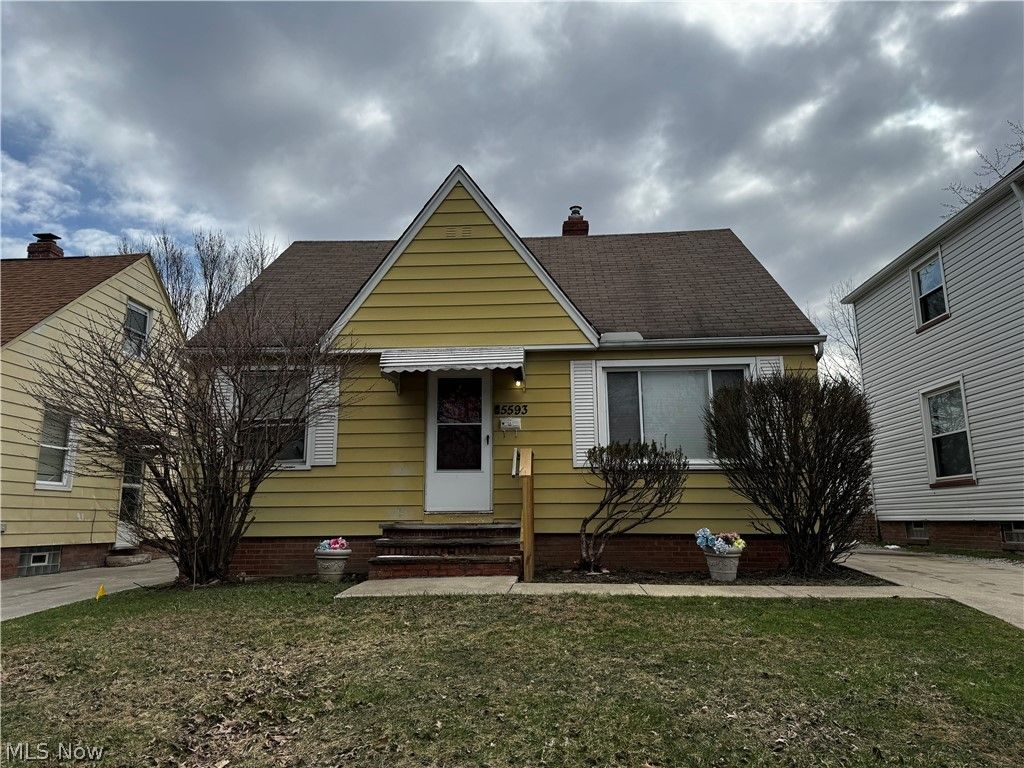 Photo of 5593 South Boulevard, Maple Heights, OH 44137 (MLS # 5194969)