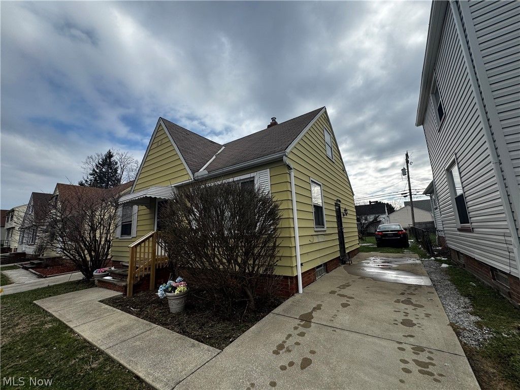 Photo of 5593 South Boulevard, Maple Heights, OH 44137 (MLS # 5194969)