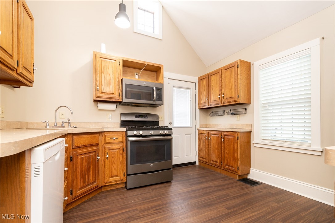 Cleveland, Ohio 44102, United States, 2 Bedrooms Bedrooms, ,2 BathroomsBathrooms,Residential,Pending,113837