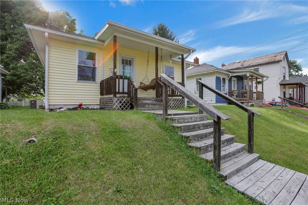 Photo of 95 S Pembroke Avenue, Zanesville, OH 43701 (MLS # 5211649)