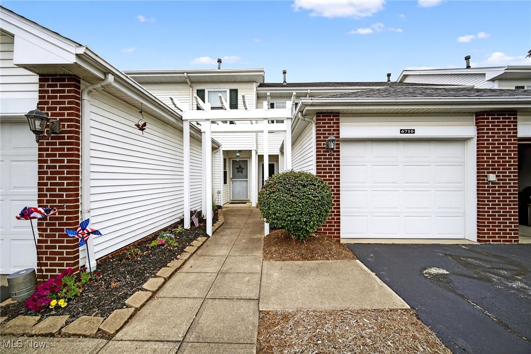 Courtyard Crystal Lake - Residential