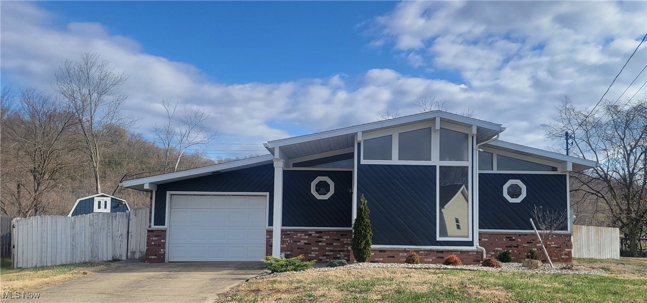 712 Circle Drive, Belpre, Ohio image 1