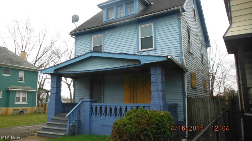 This Cleveland Colonial boasts over 1248 sq. footage. Featuring 3 Bedrooms; Formal Dining Room and spacious Living Room and Kitchen. Expansive front porch to relax on during summer months. Schedule your showing today and make offer.