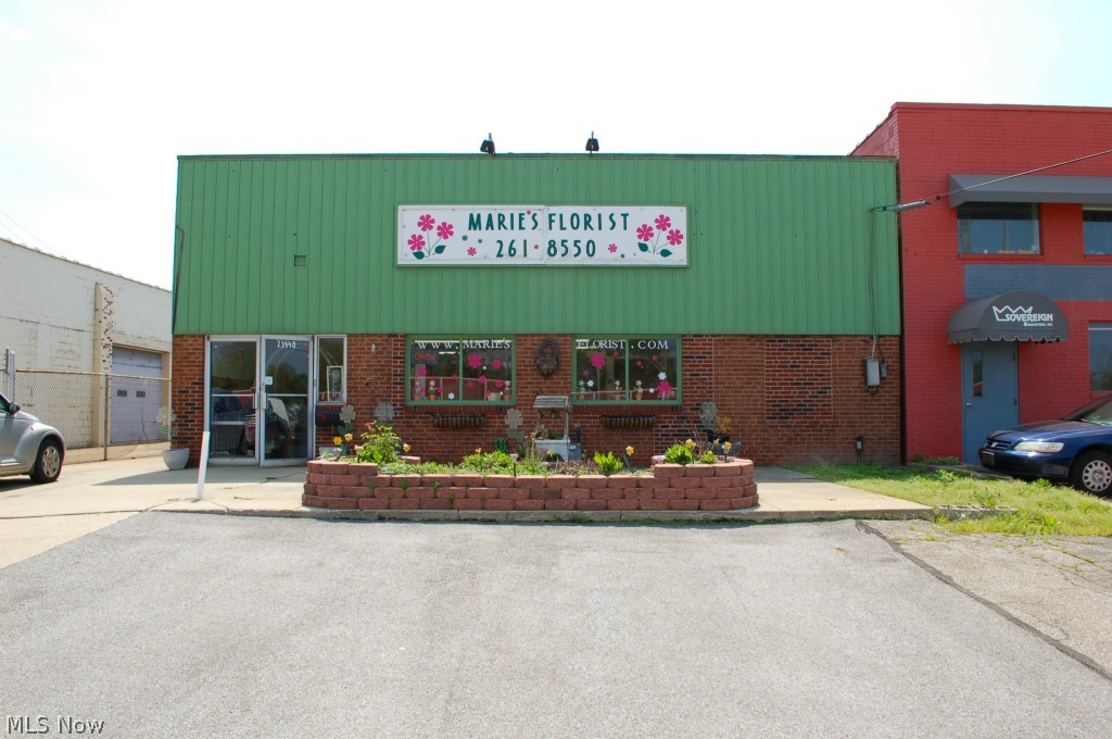 Fronts on I-90. High visibility and easy access.
Great opportunity for your small business right at highway exit. Occupancy in 30 days. Roof is part flat, part gable. Great fenced parking lot. Building is open span with area for small office. Perfect for light manufacturing or warehouse storage. Currently rented to a commercial florist-refrigerated boxes belong to tenant. Free standing building with many possible uses. Owner wants sale.