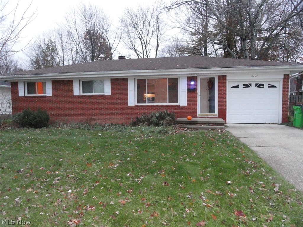 Sharp 3 bedroom 1.5 bath brick ranch in the desirable Maplewood subdivision. Prepare to look beyond personal items to see that this home is a true gem. Hardwood floors throughout, generous sized windows welcoming the sunlight. Newer stainless appliances, windows, roof and siding. Finished area in basement plus room for storage. Deep backyard, fully fenced.
Home warranty included.