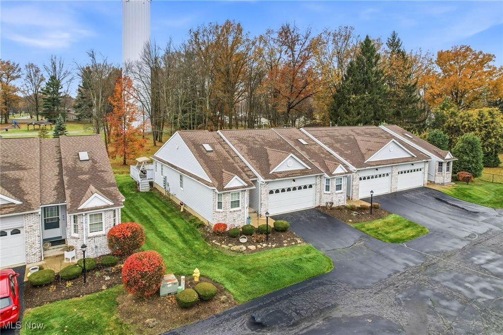 Photo of 10 Harneds Landing, Cortland, OH 44410 (MLS # 5174766)