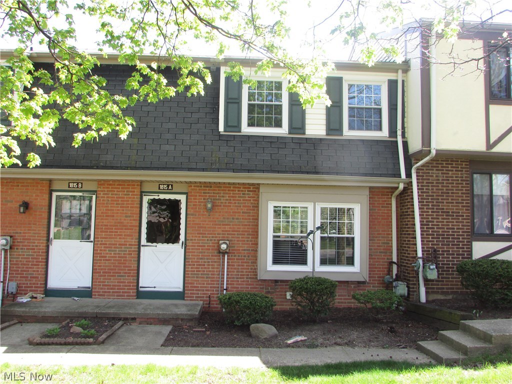 An exceptionally updated 2 bed, 1.5 bath Huntington Park condo with a finished basement. This unit has been updated recently with new kitchen, new baths, new flooring, furnace, a/c, windows, and more. Enjoy the huge private patio that is fenced all around. The rec/family room in the basement is huge. An 18x13 master bedroom is sure to fit any bedroom furniture. Huntington Park has so much to offer with swimming, fishing, tennis courts, and more.