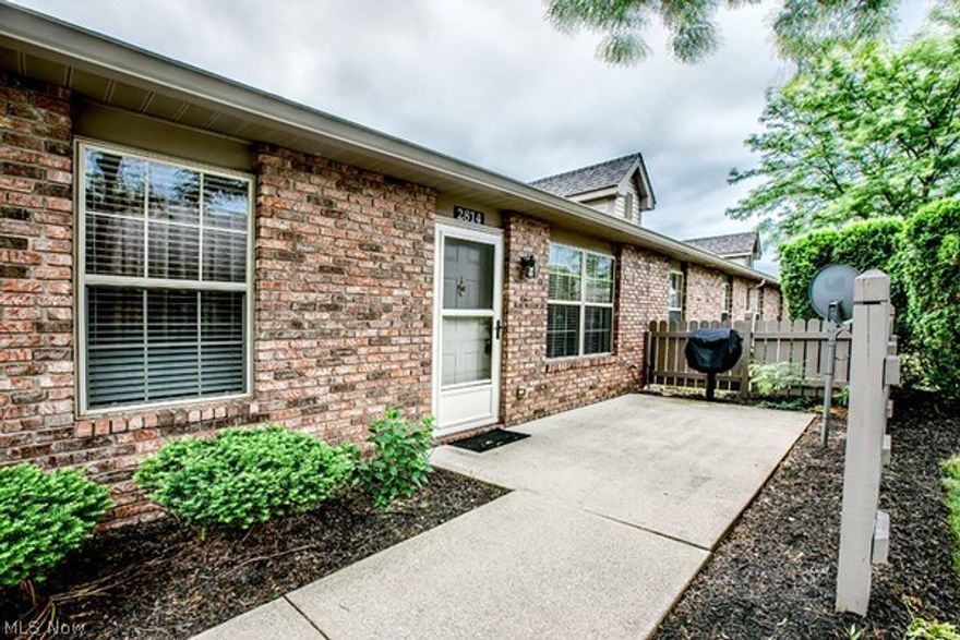 Open and airy cluster home in one of Avon's premier neighborhoods. This 2 bdrm, 2 bath is prepped and ready. The convenience of one floor living with attached garage. Family room and patio make this large enough for daily enjoyment, yet quite manageable. Amenities include heath club, pool, and tennis court. Take a look at it today!