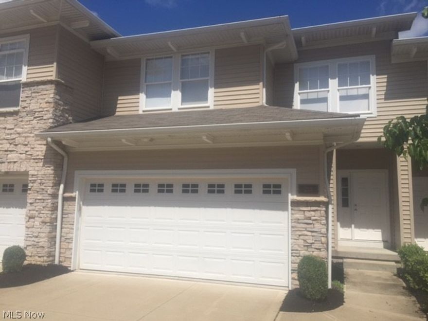 Stunning, almost like new townhouse , built in 2005 by Petros Home. 3 Bedrooms with 2.5 bathrooms. Contemporary 2 level 1500
plus square feet. All bedrooms and 2 full baths on upper level. Newly renovated, Granite Countertops in Kitchen and Full Baths. First
floor carpet recently upgraded to hardwood flooring. Great open floor plan with high ceilings throughout. Great room offers
dramatic 20 foot ceiling and sun drenched natural light provided by 7 large windows, also includes a 2 sided gas fireplace (fire with
a flip of a switch). Spacious Master suite, includes large walk-in closet and bath with Jacuzzi tub and separate shower. The Chefas
kitchen with tile backsplash and all stainless steel appliances blends perfectly to the great room and is phenomenal for
entertaining.Kitchen has loads of features from under-cabinet lighting to Instant hot-water dispenser. The laundry room with
Washer and Dryer recently upgraded with Steam cycle The home has a central humidifier. All fans ha