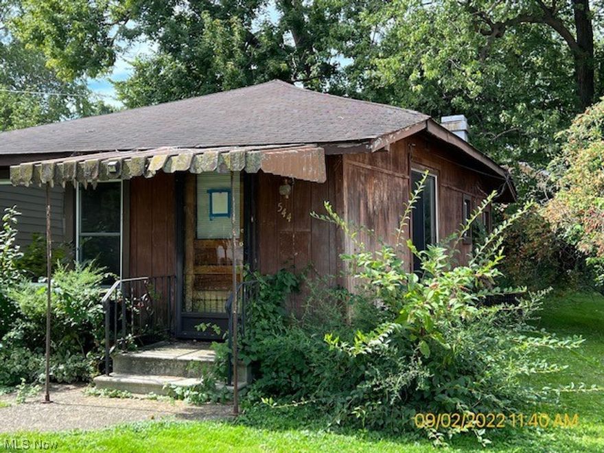 3 bedroom cottage style home with large living room . Investors dream.