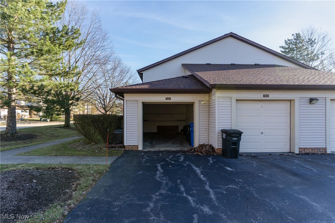 7154 Village Drive, Mentor, Ohio image 25