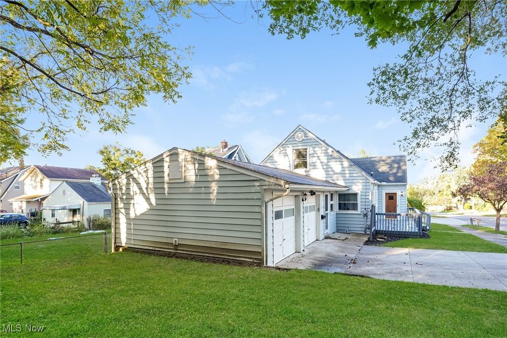 Photo of 962 Iona Avenue, Akron, OH 44314 (MLS # 5165906)