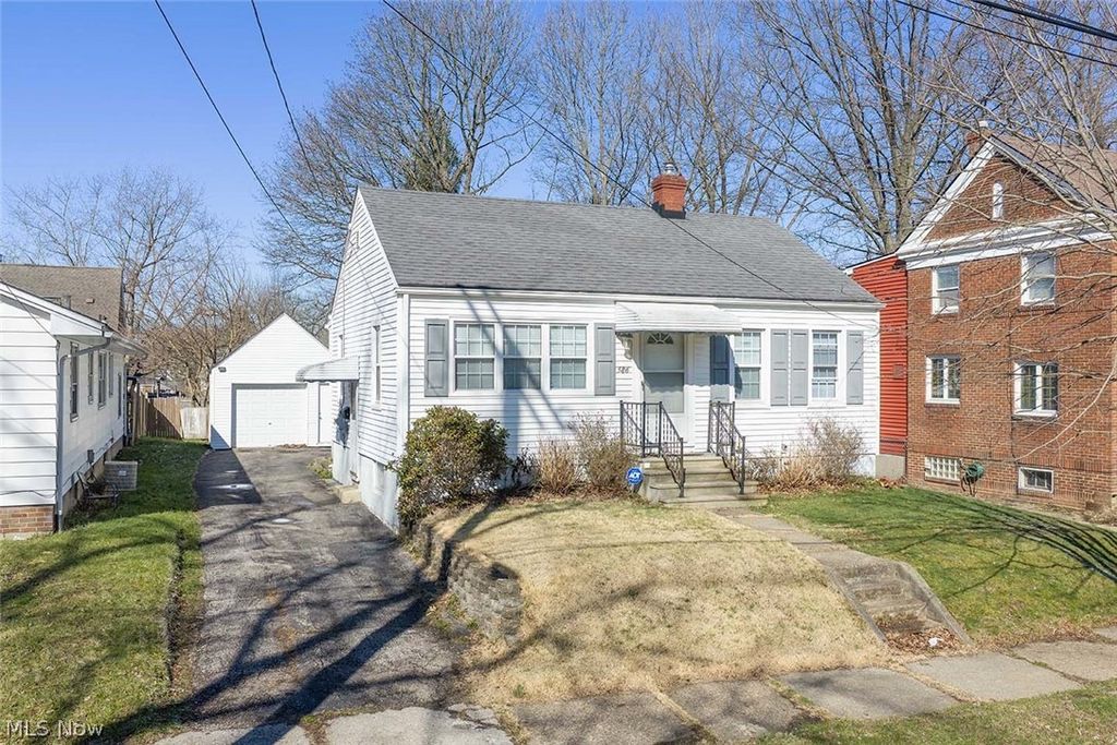 Photo of 586 Lindell Street, Akron, OH 44305 (MLS # 5196179)